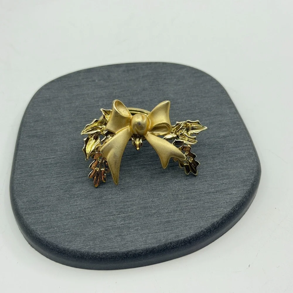 Brooch Vintage Gold Tone Bow Napkin Ring Holly Leaf Christmas Holiday Statement